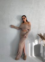 Dvodelni rebrasti trikotažni komplet braon nijanse – duga suknja sa šlicem i i crop top bluza spuštenih ramena