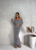 Sivi dvodelni rebrasti trikotažni komplet – duga suknja sa šlicem i i crop top bluza spuštenih ramena