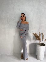 Sivi dvodelni rebrasti trikotažni komplet – duga suknja sa šlicem i i crop top bluza spuštenih ramena