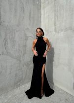 Crna duga elegantna raskošna svetlucava haljina dubokog šlica sa visokom kragnom