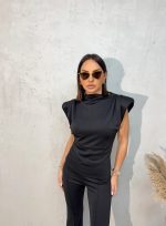 Elegantna crna bluza naglašenih naramenica od čvrste skube sa elastinom