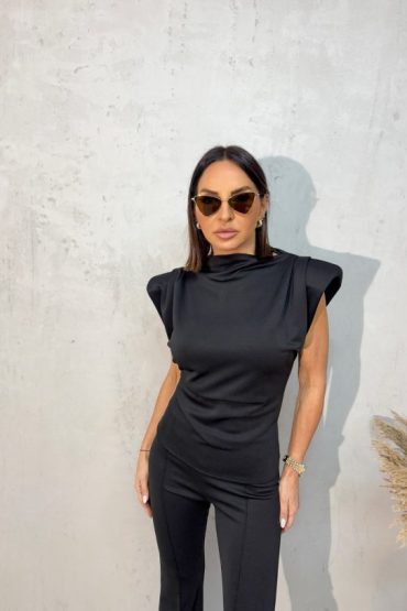 Elegantna crna bluza naglašenih naramenica od čvrste skube sa elastinom