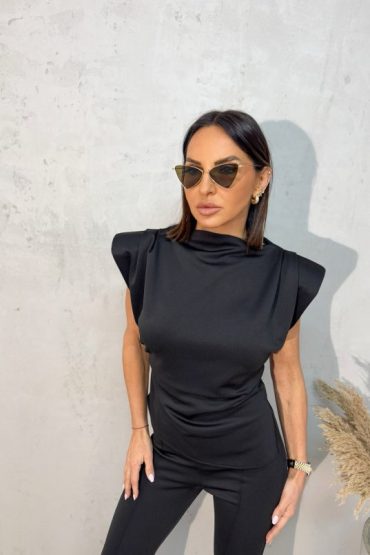 Elegantna crna bluza naglašenih naramenica od čvrste skube sa elastinom