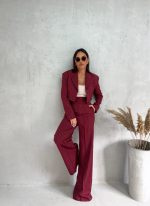Trendi bordo prugasto žensko odelo sa zvonastim pantalonama visokog struka i kratkim blejzerom