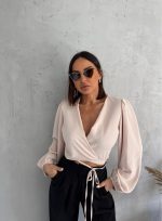 Bluza nežne puder roze boje na preklop sa vezivanjem, V dekolteom i balon rukavima