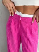 Pink prugaste oversize pantalone duplog pojasa visokog struka