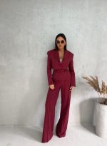 Trendi bordo prugasto žensko odelo sa zvonastim pantalonama visokog struka i kratkim blejzerom