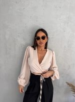 Bluza nežne puder roze boje na preklop sa vezivanjem, V dekolteom i balon rukavima