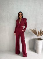 Trendi bordo prugasto žensko odelo sa zvonastim pantalonama visokog struka i kratkim blejzerom