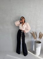 Bluza nežne puder roze boje na preklop sa vezivanjem, V dekolteom i balon rukavima
