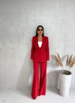 Crveno elegantno odelo, zvonaste pantalone i duži blejzer