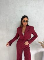 Trendi bordo prugasto žensko odelo sa zvonastim pantalonama visokog struka i kratkim blejzerom