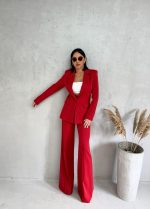Crveno elegantno odelo, zvonaste pantalone i duži blejzer