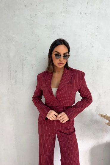 Trendi bordo prugasto žensko odelo sa zvonastim pantalonama visokog struka i kratkim blejzerom