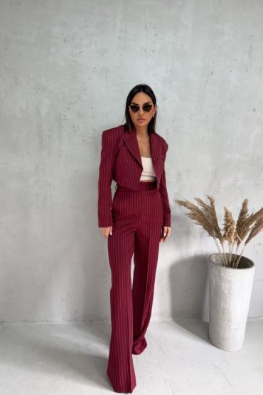 Trendi bordo prugasto žensko odelo sa zvonastim pantalonama visokog struka i kratkim blejzerom