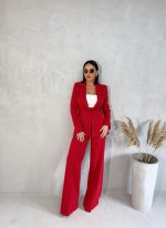 Crveno elegantno odelo, zvonaste pantalone i duži blejzer