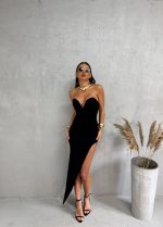 Crna elegantna korset haljina srcolikog dekoltea i dubokog šlica