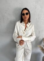 Trendi komplet košulje i pantalona od pamuka sa elastinom boje slonove kosti