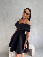 Mini elegantna crna haljina A kroja i otkrivenih ramena sa mašnom