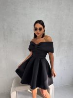 Mini elegantna crna haljina A kroja i otkrivenih ramena sa mašnom