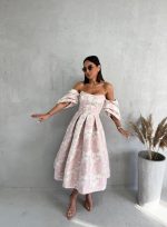 Midi cvetna korset haljina A kroja puder roze boje sa spuštenim rukavima