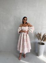 Midi cvetna korset haljina A kroja puder roze boje sa spuštenim rukavima