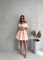 Mini elegantna puder roze haljina A kroja i otkrivenih ramena sa mašnom