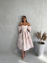 Midi cvetna korset haljina A kroja puder roze boje sa spuštenim rukavima