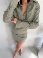 Mini prugasta maslinasto zelena haljina u formi košulje sa dugim rukavima i visokim manžetnama
