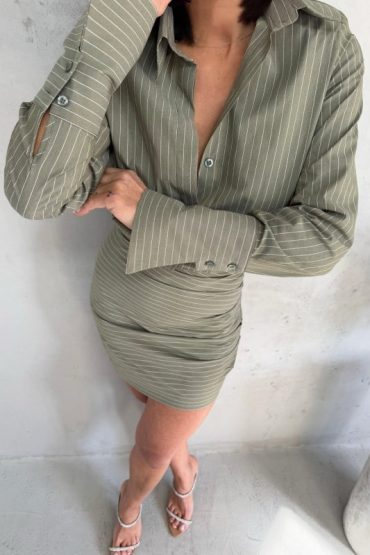 Mini prugasta maslinasto zelena haljina u formi košulje sa dugim rukavima i visokim manžetnama
