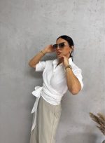 Bela košulja kratkih rukava na preklop sa vezivanjem na stranu