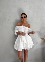 Mini bela pamučna boho haljina sa vezenim detaljima otkrivenih ramena i tri četvrt rukava na kopčanje sa pojasom