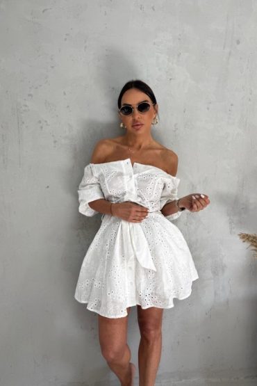 Mini bela pamučna boho haljina sa vezenim detaljima otkrivenih ramena i tri četvrt rukava na kopčanje sa pojasom