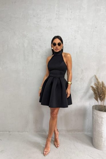 Mala crna elegantna haljina A kroja od čvrste skube sa rolka kragnom i otvorenim leđima