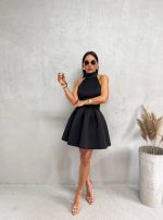 Mala crna elegantna haljina A kroja od čvrste skube sa rolka kragnom i otvorenim leđima