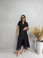 Midi crna pamučna boho haljina na kopčanje sa kratkim rukavima i vezenim detaljima sa pojasom