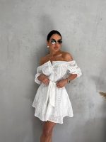 Mini bela pamučna boho haljina sa vezenim detaljima otkrivenih ramena i tri četvrt rukava na kopčanje sa pojasom