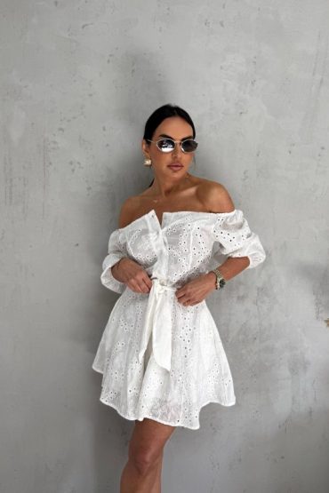 Mini bela pamučna boho haljina sa vezenim detaljima otkrivenih ramena i tri četvrt rukava na kopčanje sa pojasom