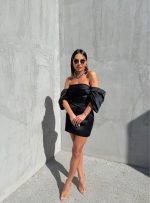 Mala crna elegantna korset haljina sa spuštenim širokim rukavima