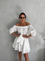 Mini bela pamučna boho haljina sa vezenim detaljima otkrivenih ramena i tri četvrt rukava na kopčanje sa pojasom