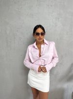 Nežno roze košulja visokih manžetni, ukrasnih zlatnih dugmadi i ukrasnih paspula