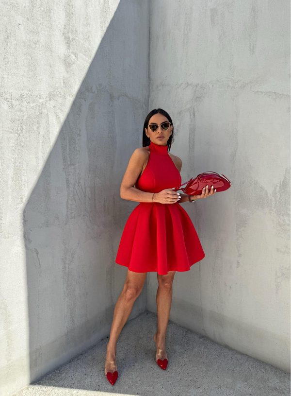 Ria Red mini romantična haljina Mini crvena elegantna haljina A kroja od čvrste skube sa rolka kragnom i otvorenim leđima