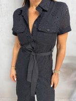 Midi crna pamučna boho haljina na kopčanje sa kratkim rukavima i vezenim detaljima sa pojasom
