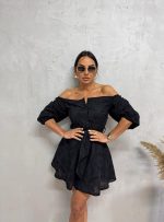 Mini crna pamučna boho haljina sa vezenim detaljima otkrivenih ramena i tri četvrt rukava na kopčanje sa pojasom