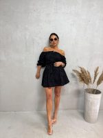 Mini crna pamučna boho haljina sa vezenim detaljima otkrivenih ramena i tri četvrt rukava na kopčanje sa pojasom