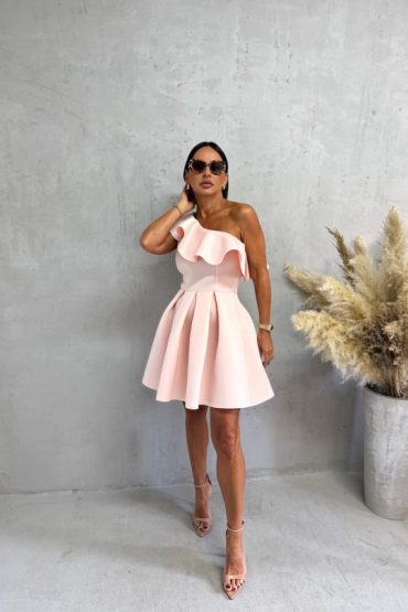 Mini elegantna asimetrična svetlo roze haljina A kroja sa karnerom preko grudi od čvrste skube