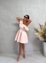 Mini elegantna asimetrična svetlo roze haljina A kroja sa karnerom preko grudi od čvrste skube