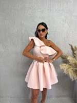 Mini elegantna asimetrična svetlo roze haljina A kroja sa karnerom preko grudi od čvrste skube