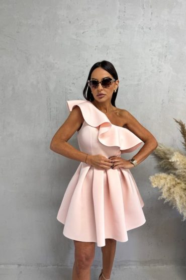 Mini elegantna asimetrična svetlo roze haljina A kroja sa karnerom preko grudi od čvrste skube