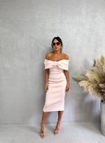 Elegantna uska haljina midi dužine ispod kolena otkrivenih ramena sa dekolteom u vidu mašne puder roze boje